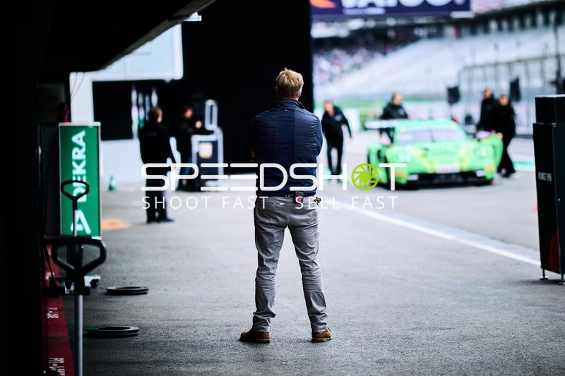 Rennfahrzeug in der Boxengasse