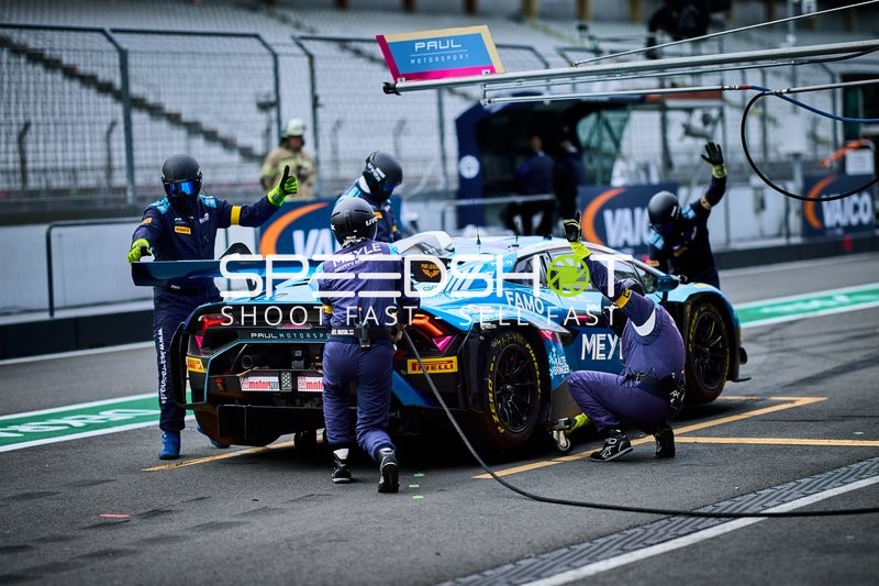 Rennfahrzeug in der Boxengasse