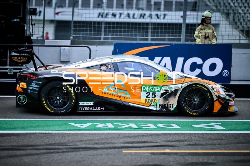 Fahrzeug in der Boxengasse