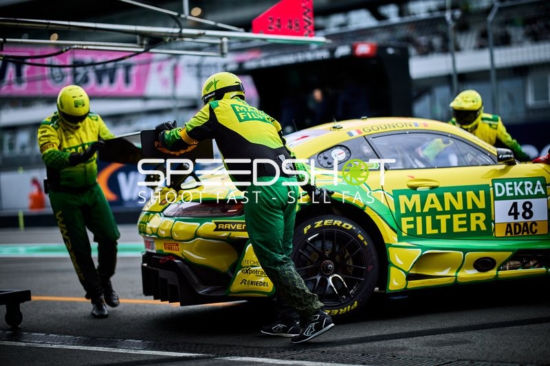 Rennfahrzeug in der Boxengasse