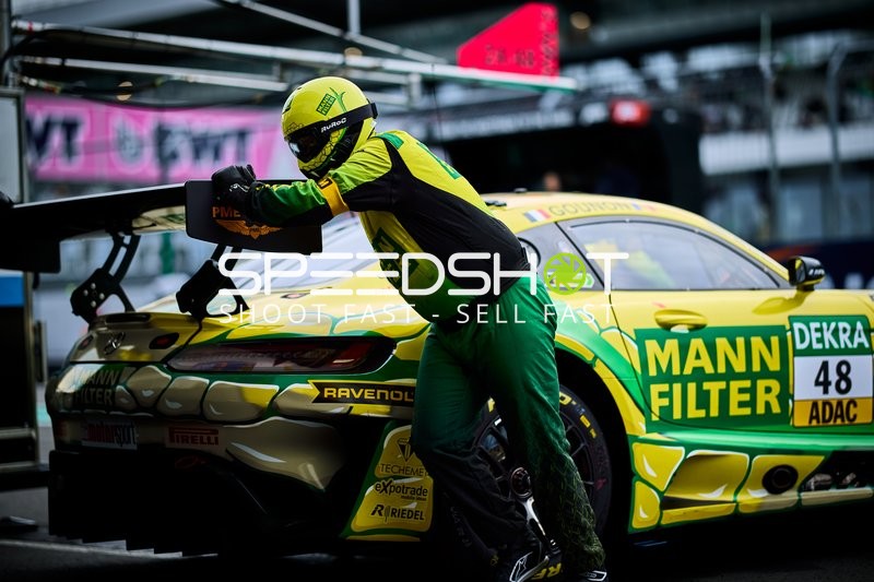 Rennfahrzeug in der Boxengasse