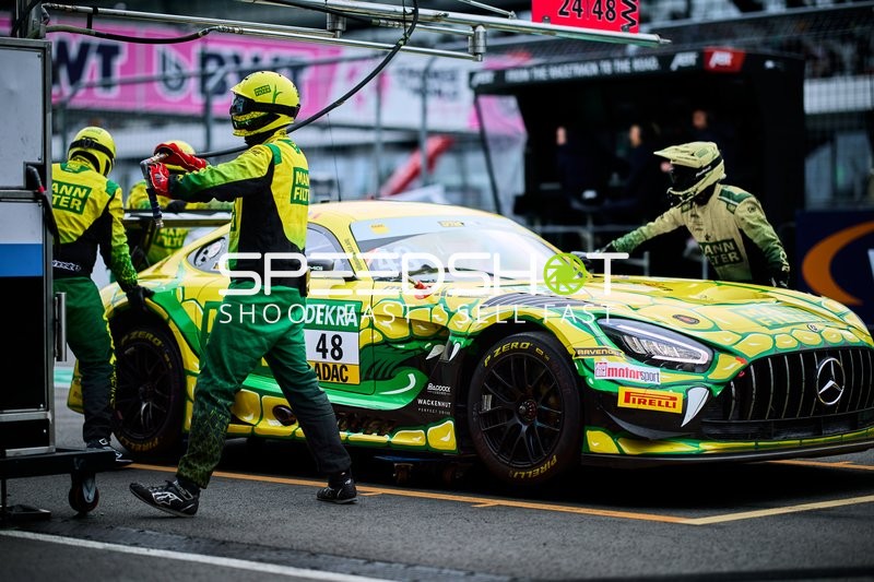Rennfahrzeug in der Boxengasse