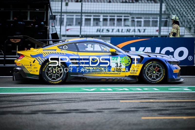 Rennfahrzeug in der Boxengasse