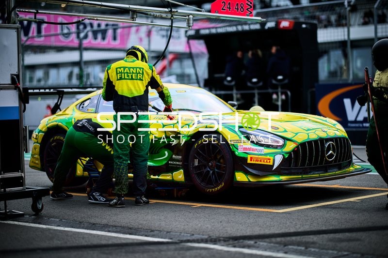 Rennfahrzeug in der Boxengasse
