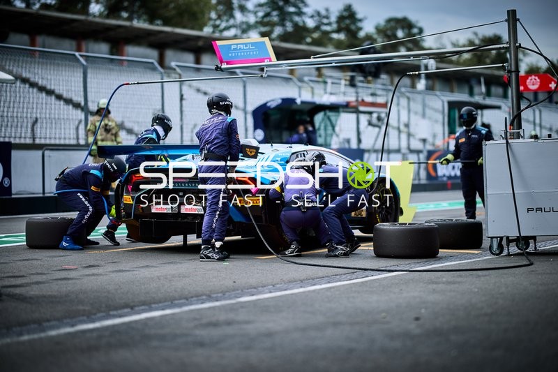 Rennfahrzeug in der Boxengasse