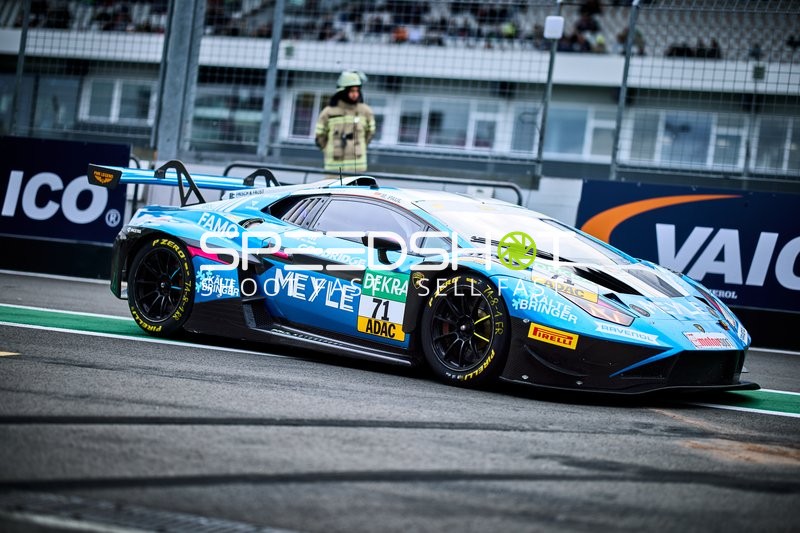 Rennfahrzeug in der Boxengasse