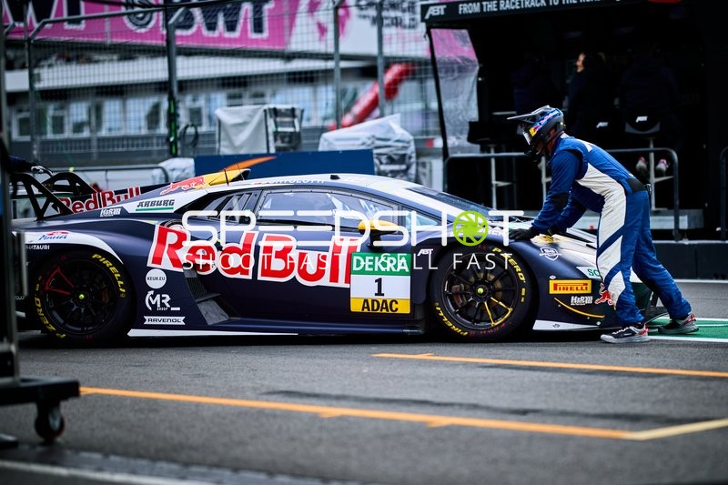 Rennfahrzeug in der Boxengasse