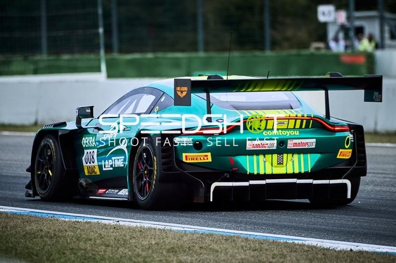 Rennfahrzeug auf der Rennstrecke