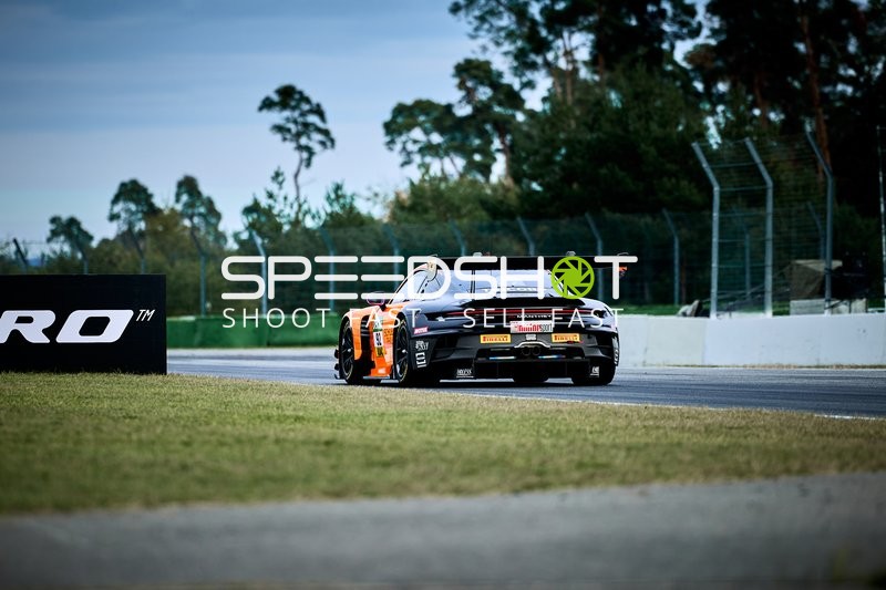 Rennfahrzeug auf der Rennstrecke