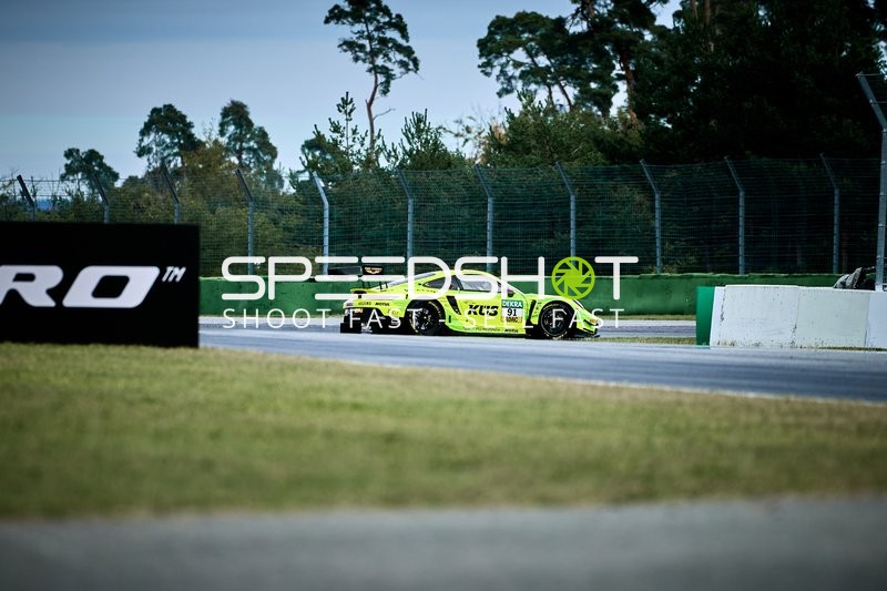 Rennfahrzeug auf der Rennstrecke