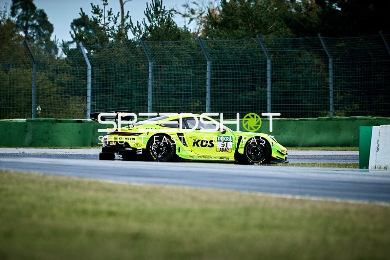 Rennfahrzeug auf der Rennstrecke