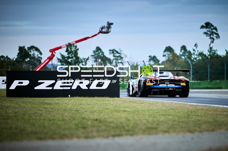 Rennfahrzeug auf der Rennstrecke