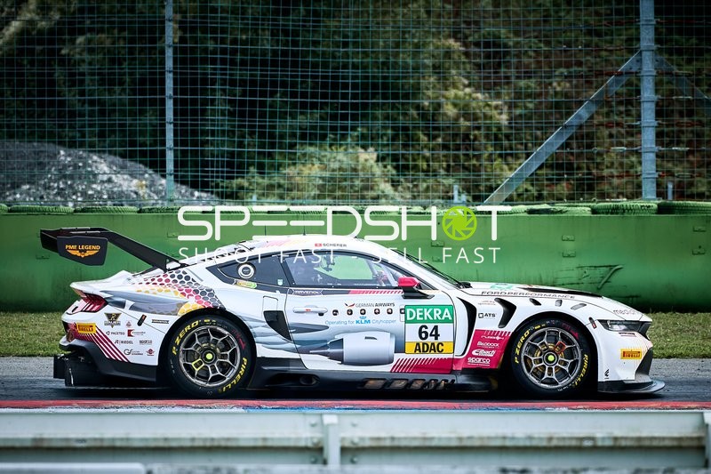 Rennfahrzeug in der Boxengasse