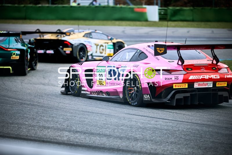 Rennfahrzeug auf der Rennstrecke