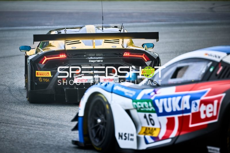 Zwei Fahrzeuge auf der Rennstrecke