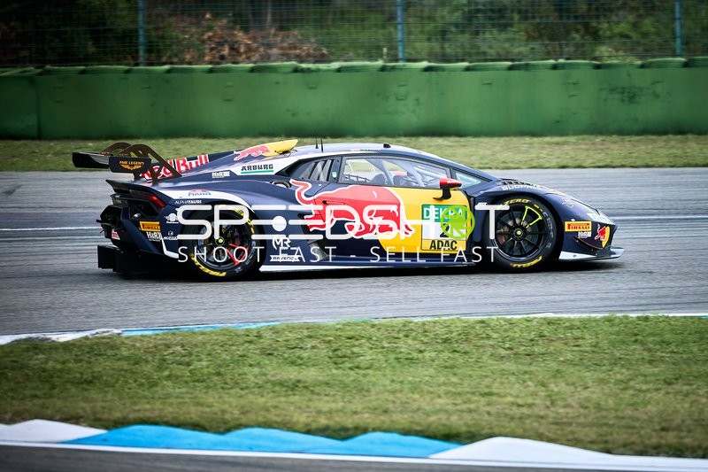 Rennfahrzeug auf der Rennstrecke