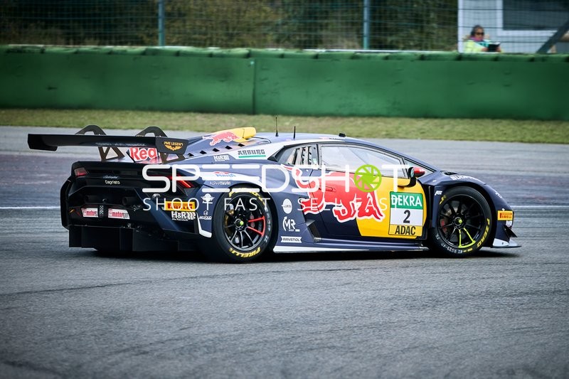 Rennfahrzeug in der Boxengasse