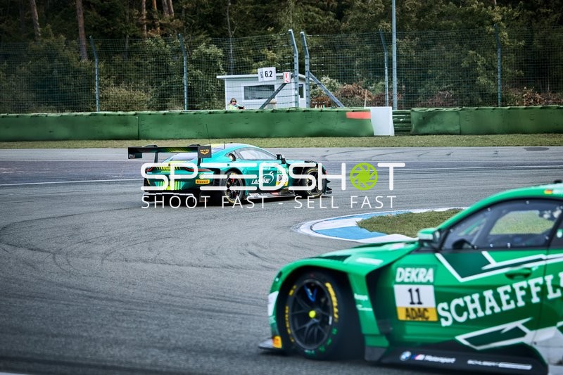 Rennfahrzeuge auf der Rennstrecke