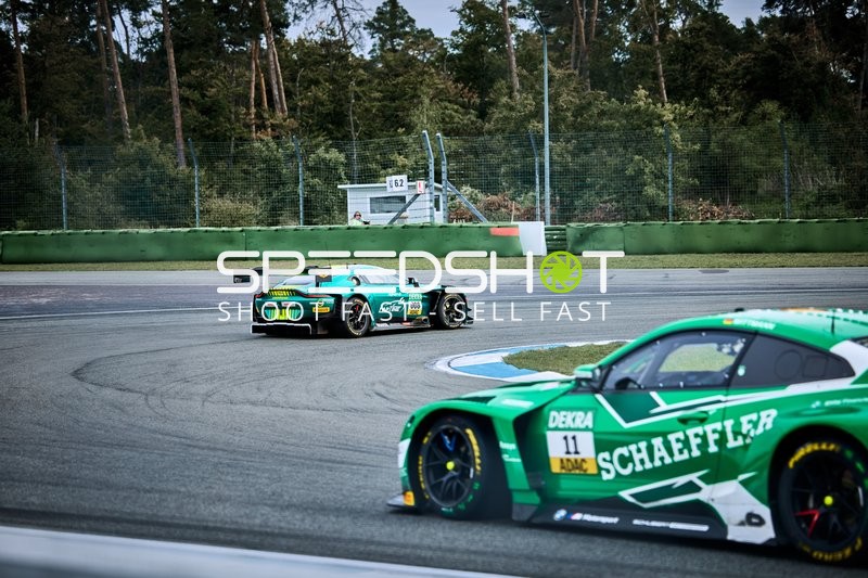 Mehrere Rennfahrzeuge auf der Rennstrecke