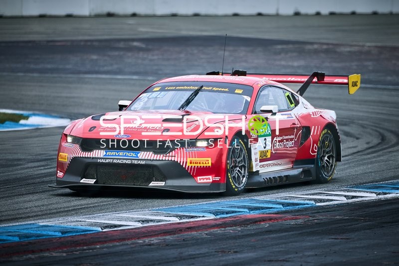 Rennfahrzeug auf der Rennstrecke