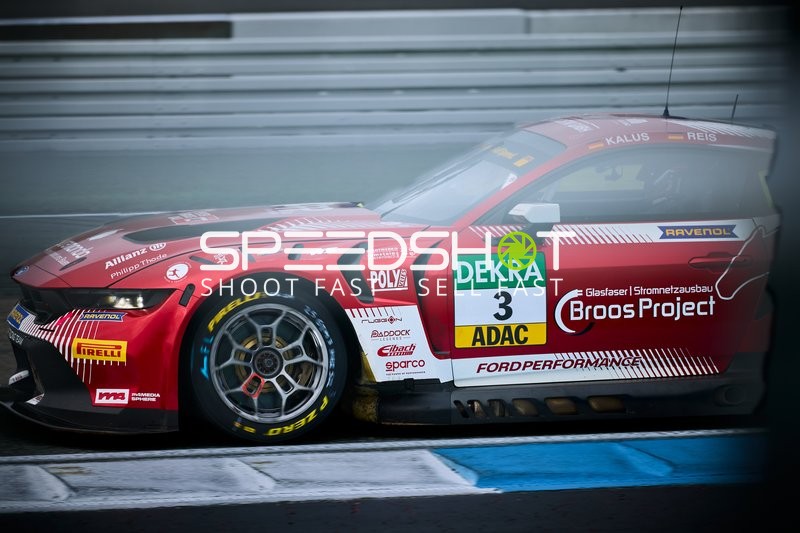 Rennfahrzeug in der Boxengasse