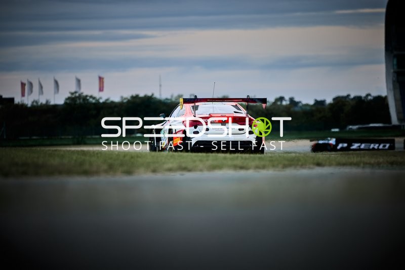 Rennfahrzeug auf der Rennstrecke