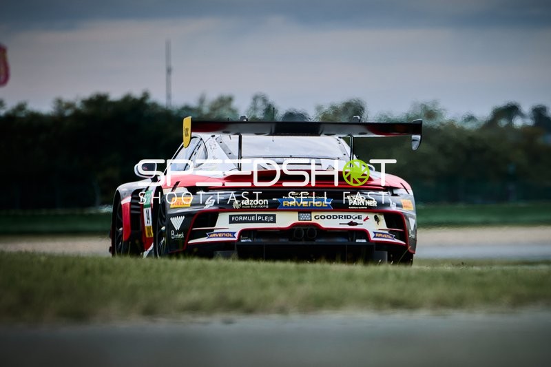 Rennfahrzeug auf der Rennstrecke