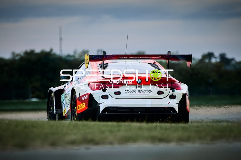 Rennfahrzeug auf der Rennstrecke