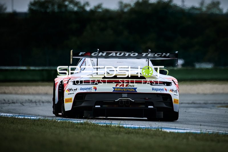 Rennfahrzeug auf der Rennstrecke