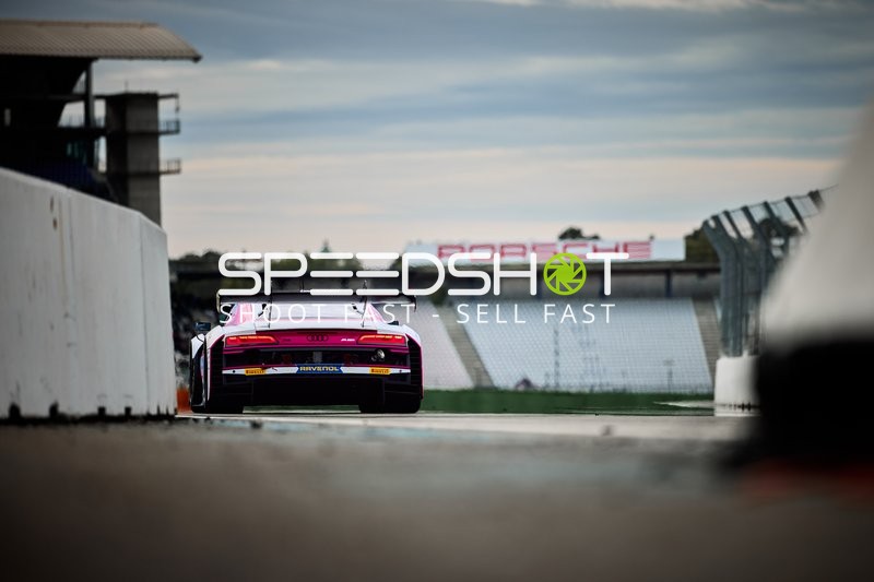 Rennfahrzeug in der Boxengasse