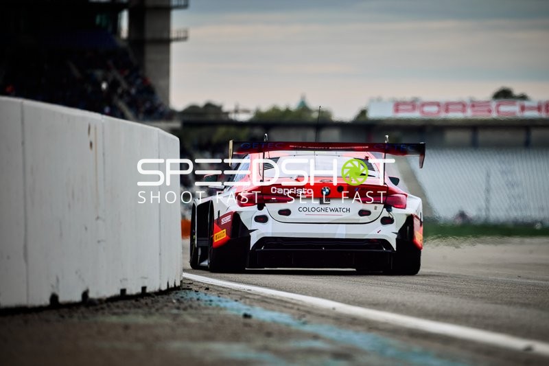 Rennfahrzeug auf der Rennstrecke