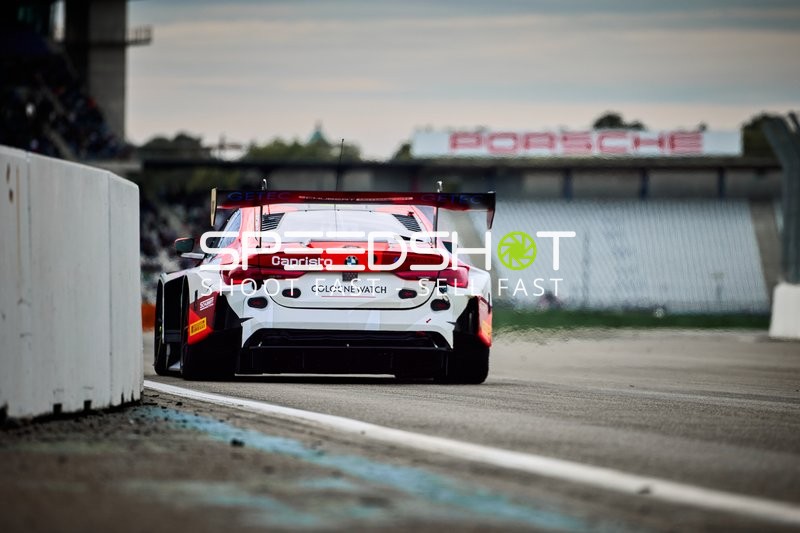 Rennfahrzeug auf der Rennstrecke