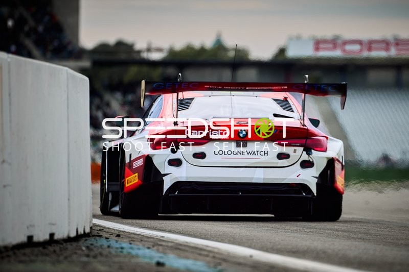 Rennfahrzeug auf der Rennstrecke