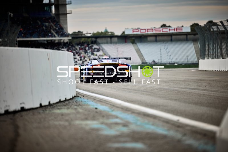 Rennfahrzeug auf der Rennstrecke