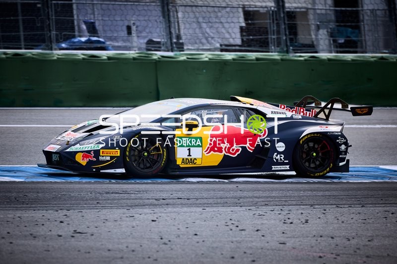 Rennfahrzeug in der Boxengasse