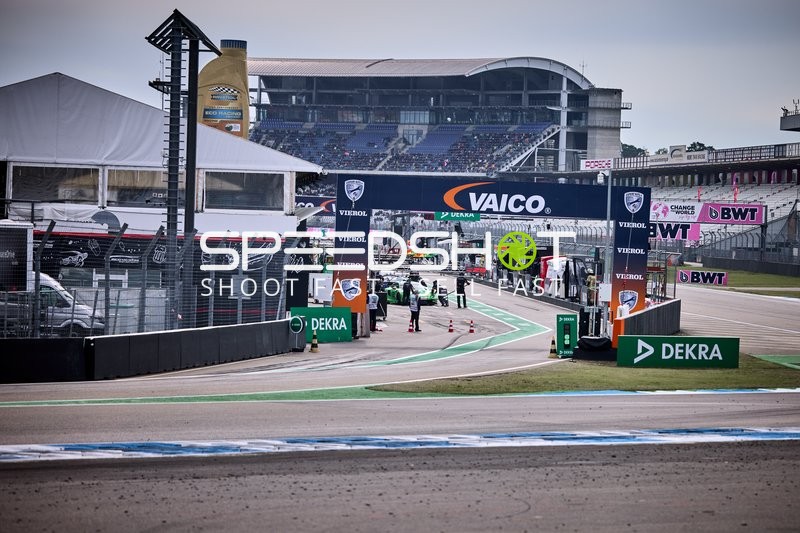 Rennfahrzeuge in der Boxengasse