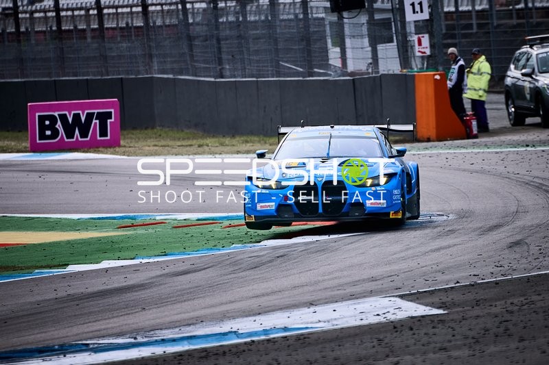 Fahrzeug auf der Rennstrecke