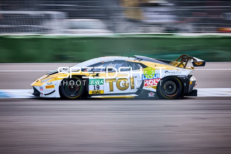 Rennfahrzeug in der Boxengasse