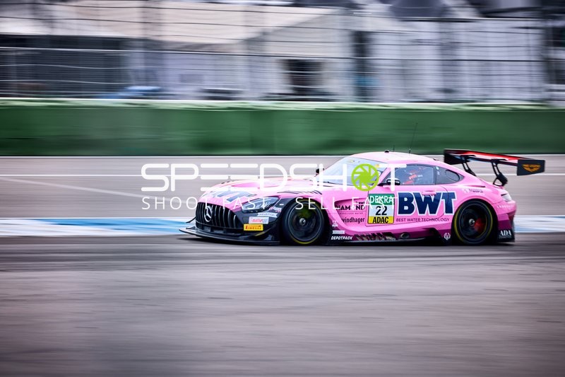 Rennfahrzeug auf der Rennstrecke