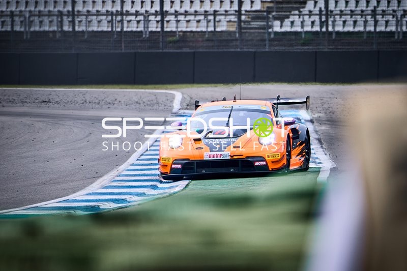 Rennfahrzeug auf der Rennstrecke