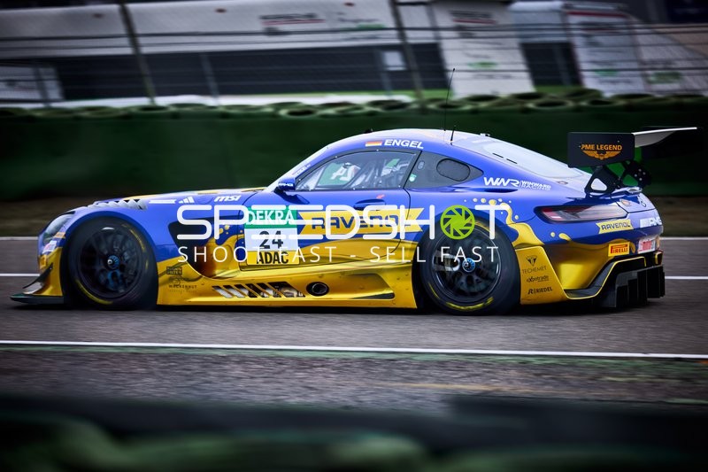 Rennfahrzeug auf der Rennstrecke