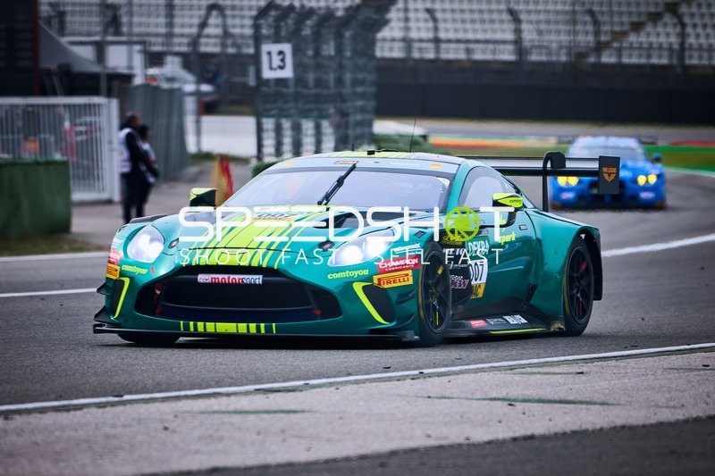 Rennfahrzeug auf der Rennstrecke