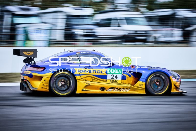 Rennfahrzeug auf der Rennstrecke