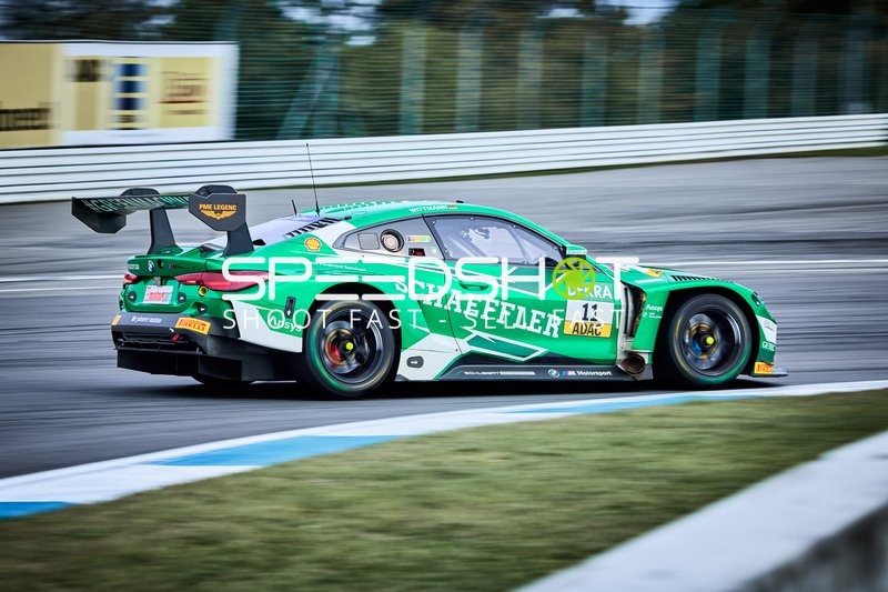 Rennfahrzeug auf der Rennstrecke