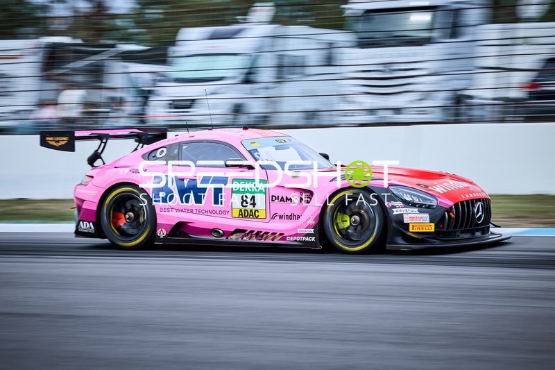 Rennfahrzeug in schneller Fahrt