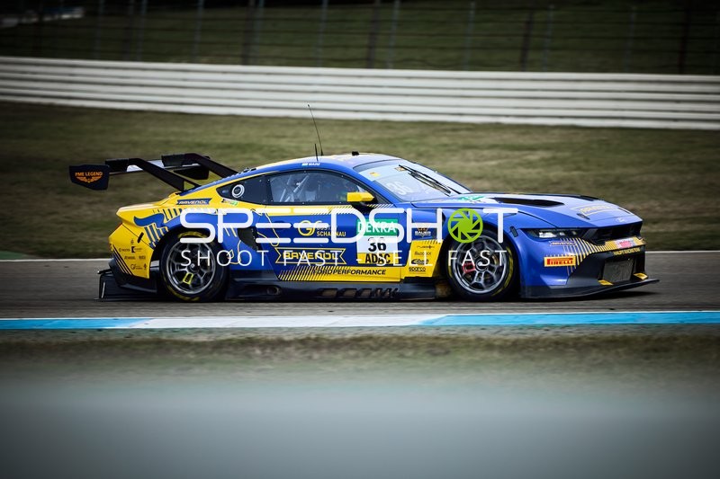 Rennfahrzeug auf der Rennstrecke