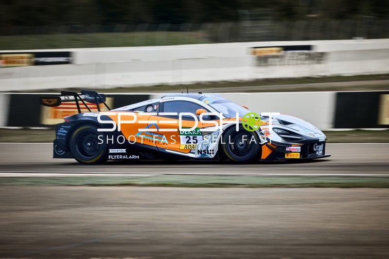 Rennfahrzeug auf der Rennstrecke