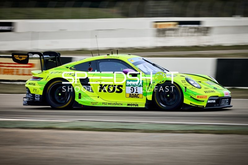 Rennfahrzeug auf der Rennstrecke