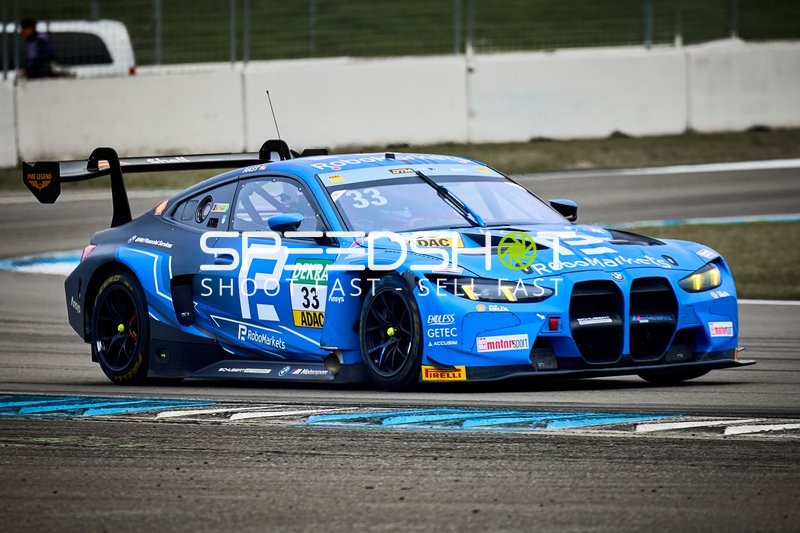 Rennfahrzeug auf der Rennstrecke