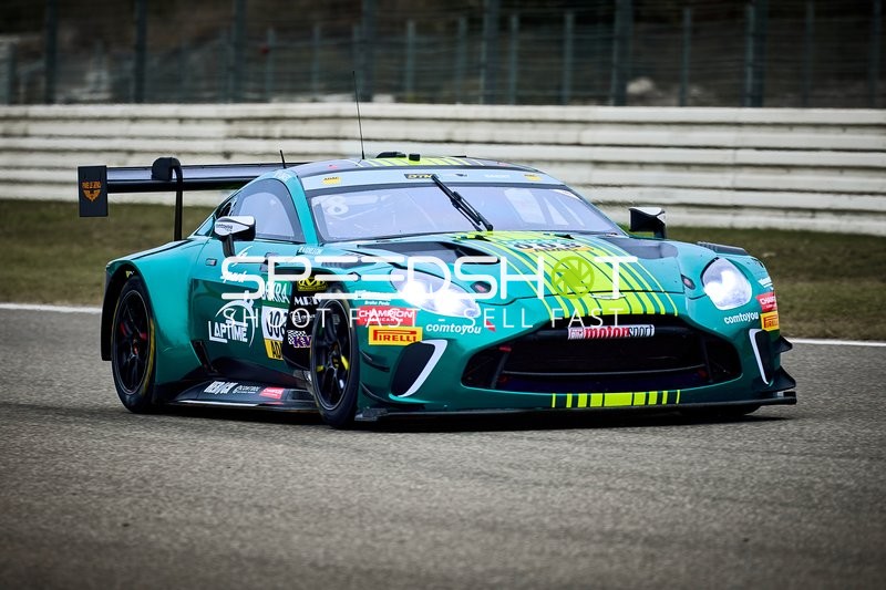 Rennfahrzeug auf der Rennstrecke